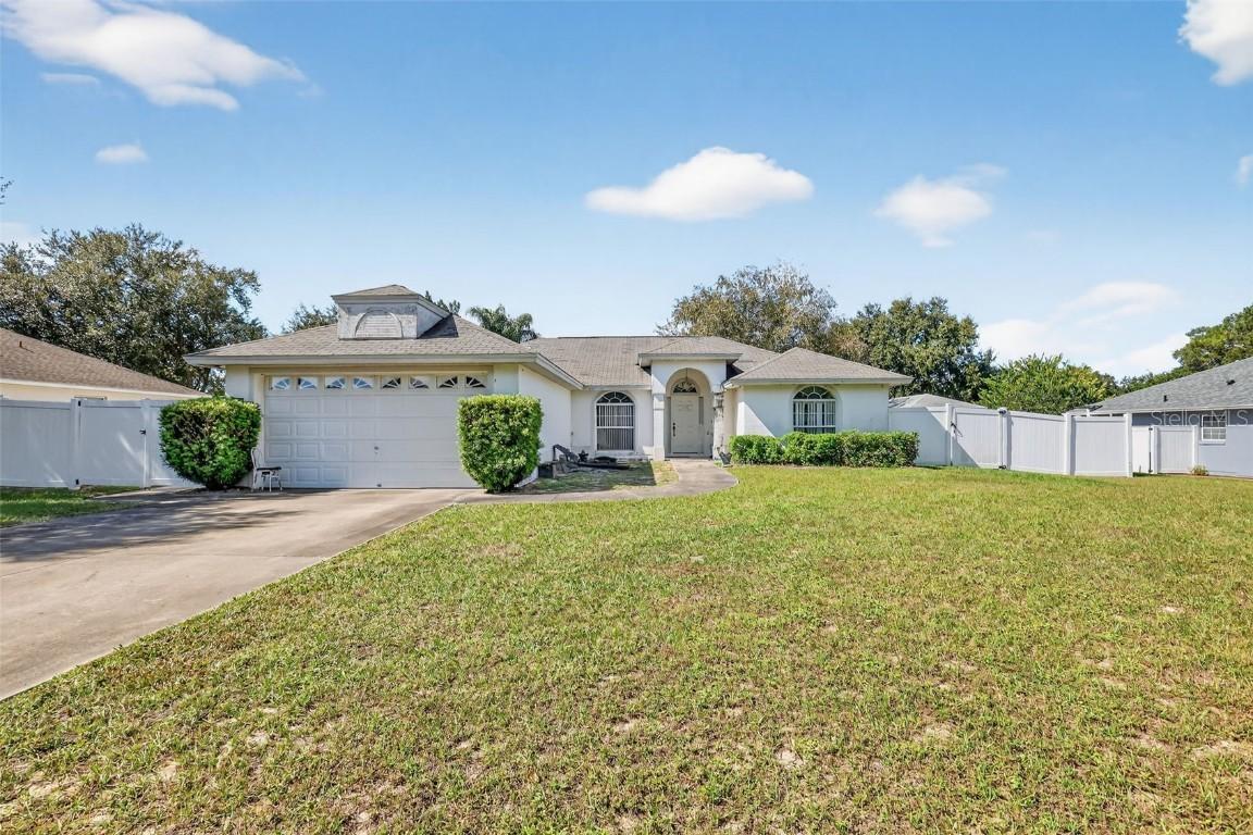 36703 Sundance Dr., Grand Island, FL 32735