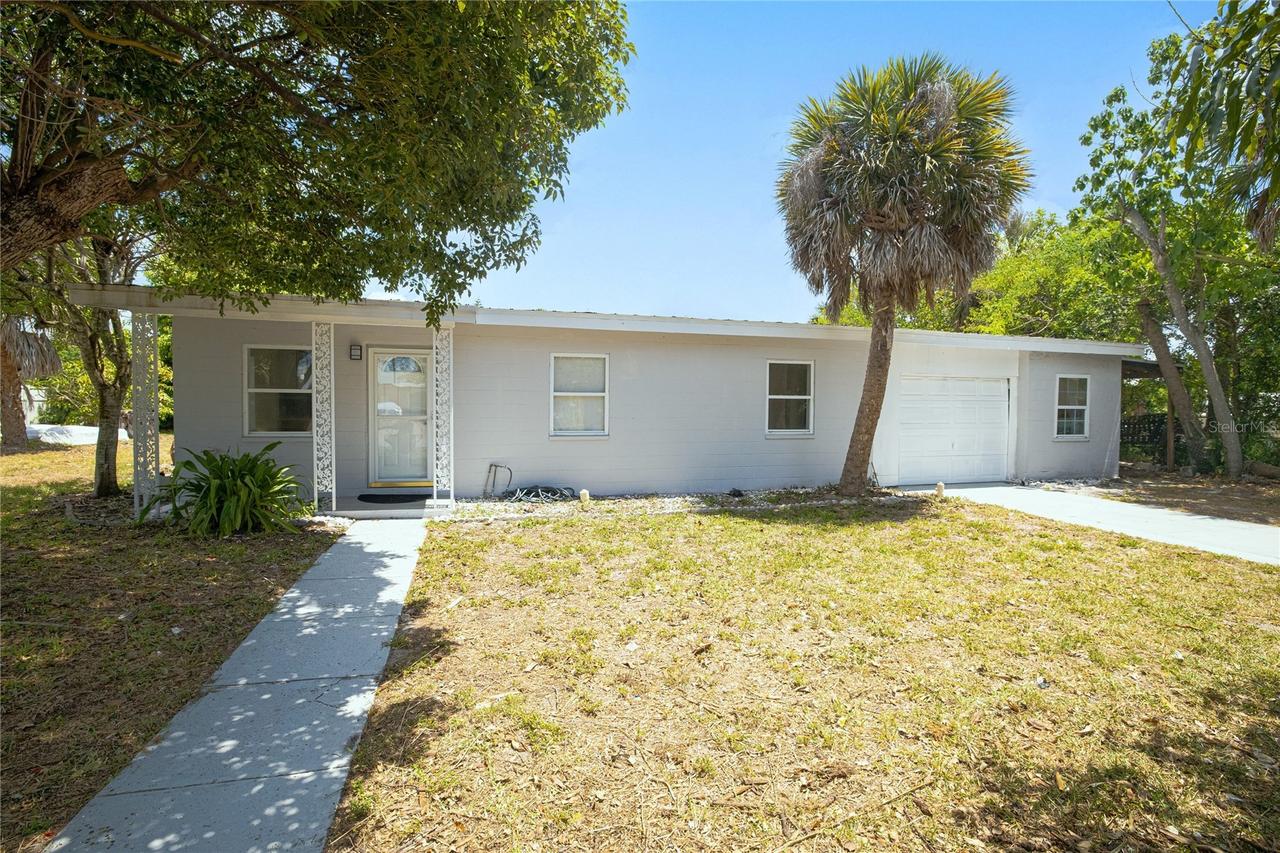 203 Waterway Cir., Port Charlotte, FL 33952