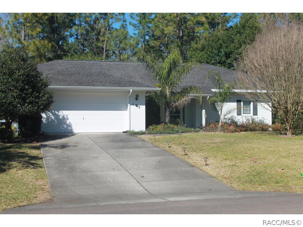 102 Pine St., Homosassa, FL 34446