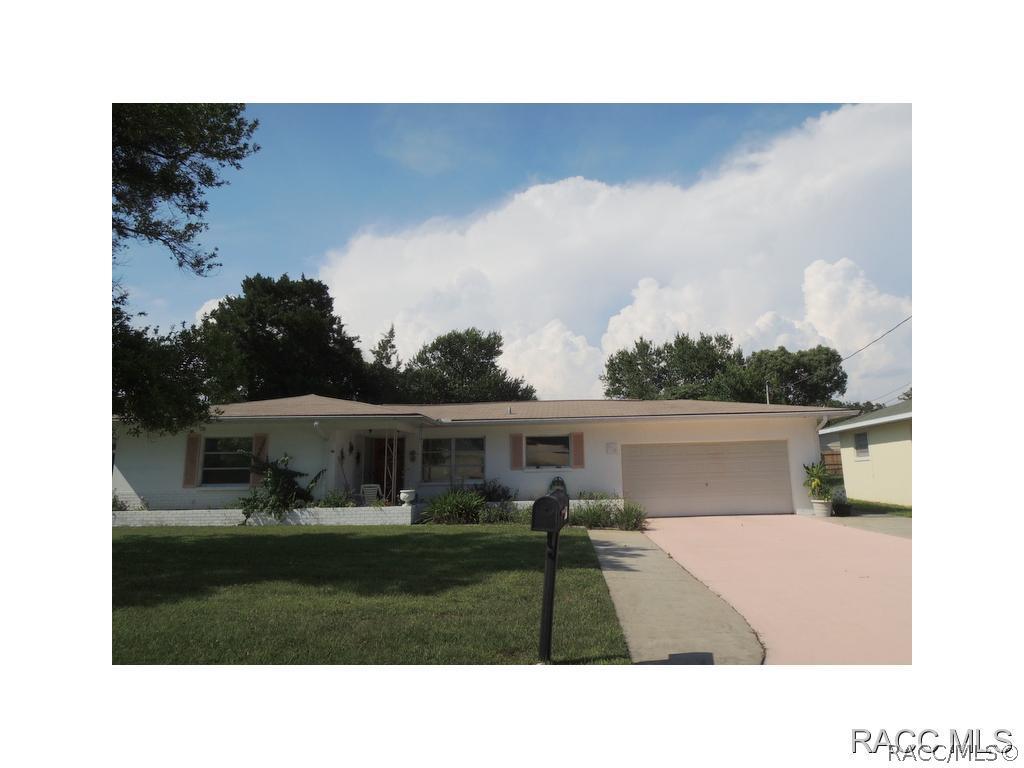 910 Spruce St., Inverness, FL 34452