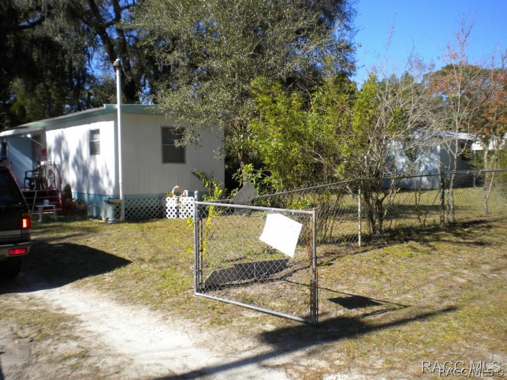 22 Pine St., Inglis, FL 34449