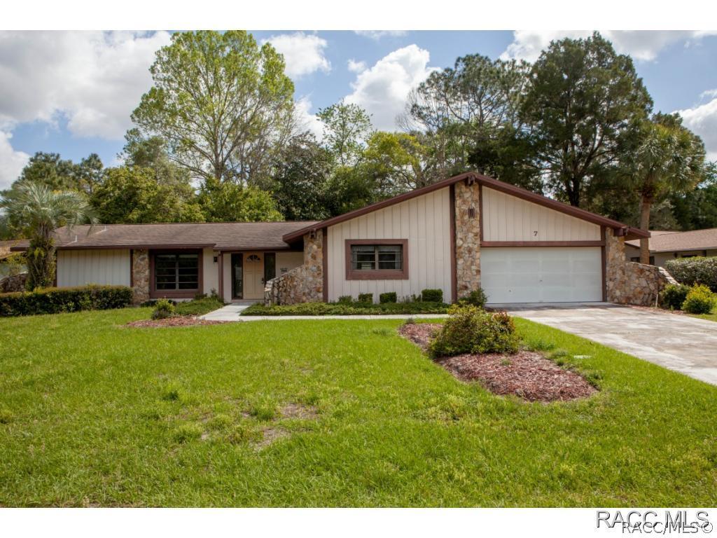 7 Holly Ct., Homosassa, FL 34446