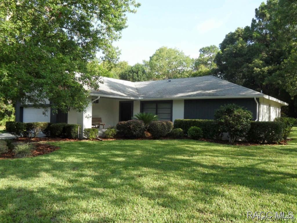 100 Pine St., Homosassa, FL 34446