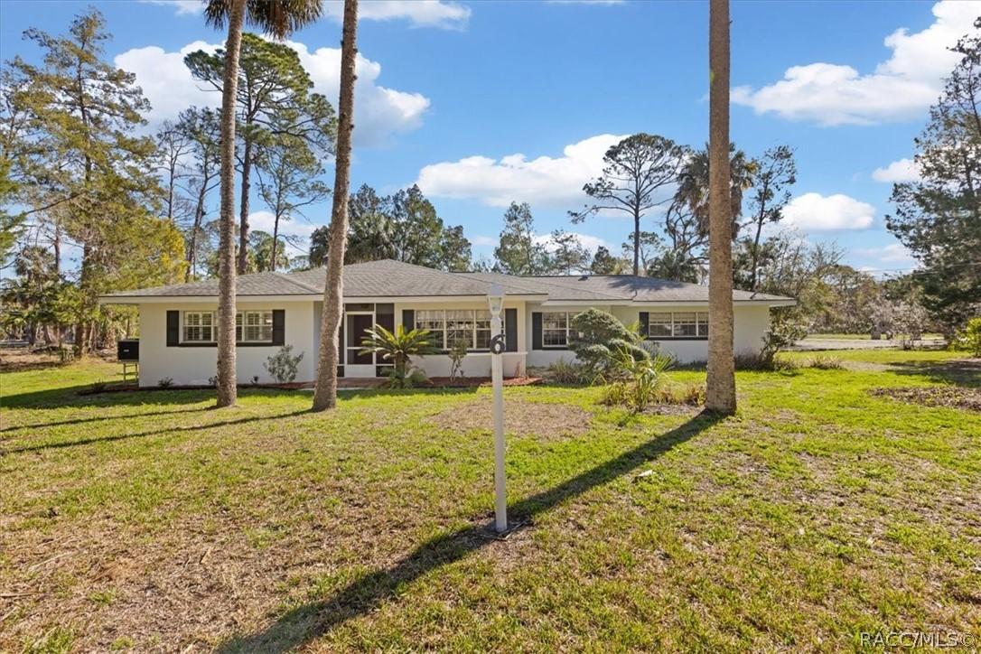 6 Nancy Pkwy., Yankeetown, FL 34498