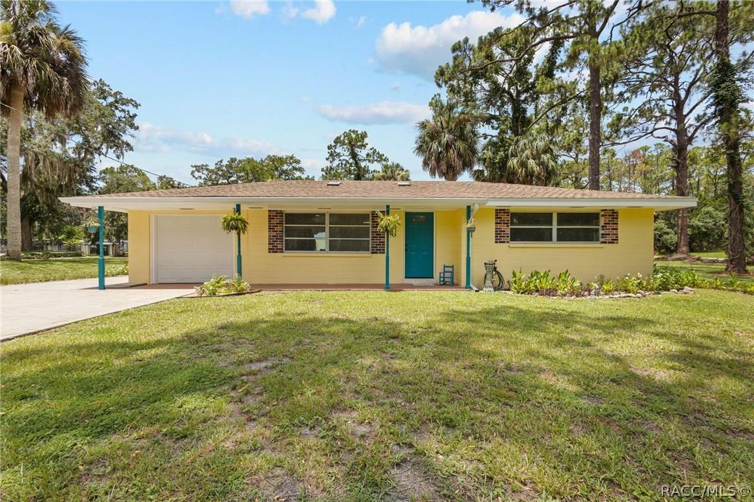 6 Hickory Ave., Yankeetown, FL 34498