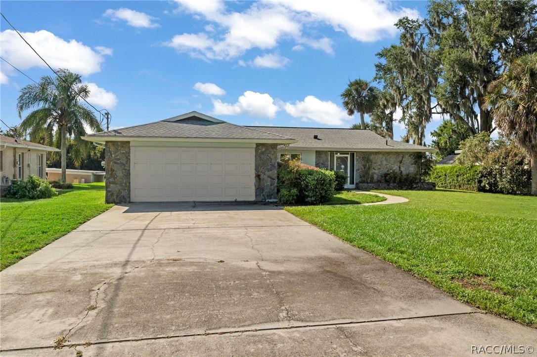 9122 E Point O Woods Ave., Inverness, FL 34453