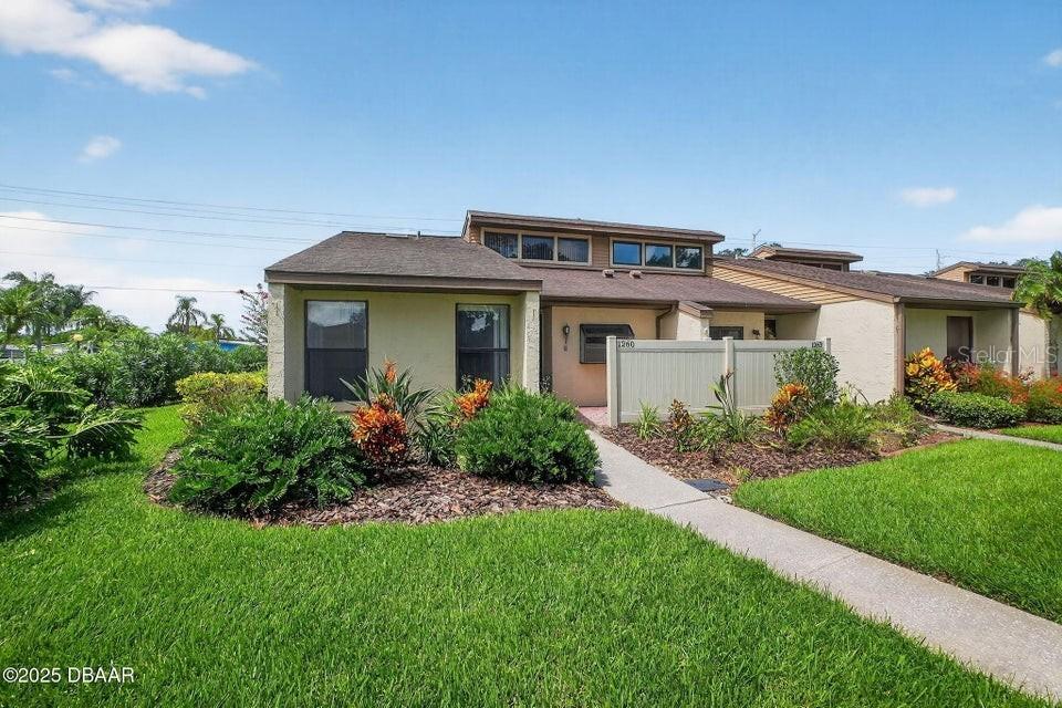 1260 Charter Oaks Cir., Daytona Beach, FL 32117