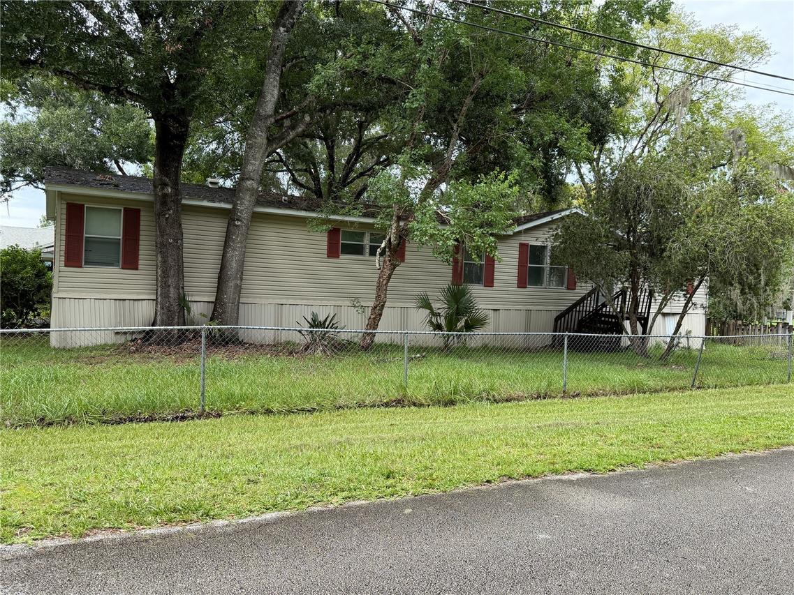 55616 Lee St., Astor, FL 32102