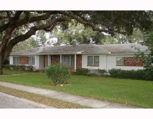 1214 Glenridge Dr., Leesburg, FL 34748