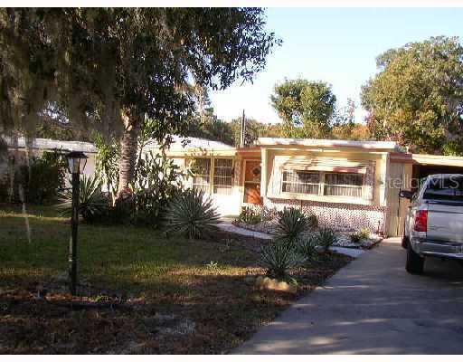 11639 Hickory Ln., Tavares, FL 32778