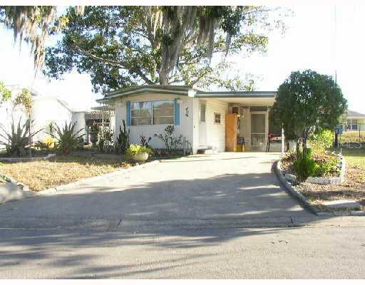 11636 Hickory Ln., Tavares, FL 32778