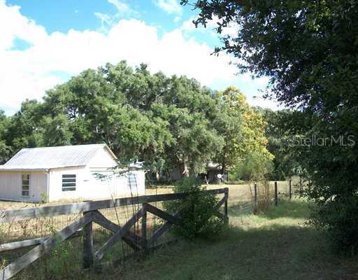 21621 Lake Seneca Rd., Eustis, FL 32736