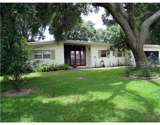 415 First St., Tavares, FL 32778