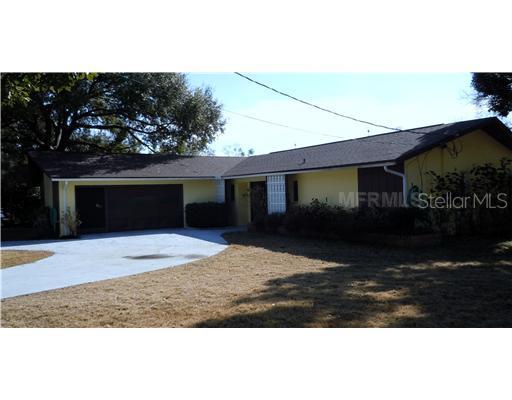 28128 Lois Dr., Tavares, FL 32778