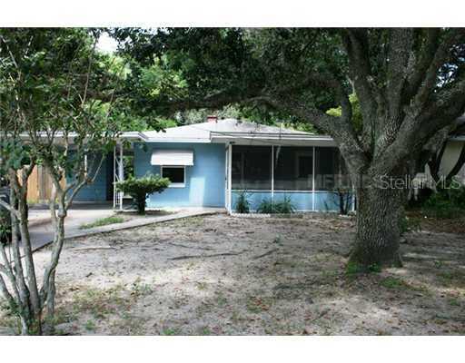 210 N Bloxham Ave., Tavares, FL 32778