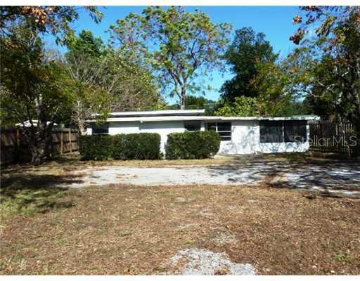 911 Camp St., Tavares, FL 32778