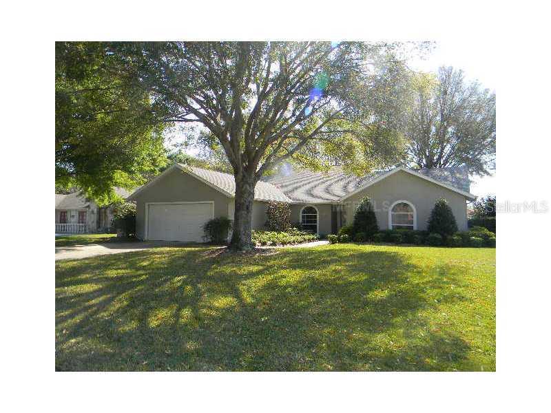 206 Lakecrest Dr., Tavares, FL 32778