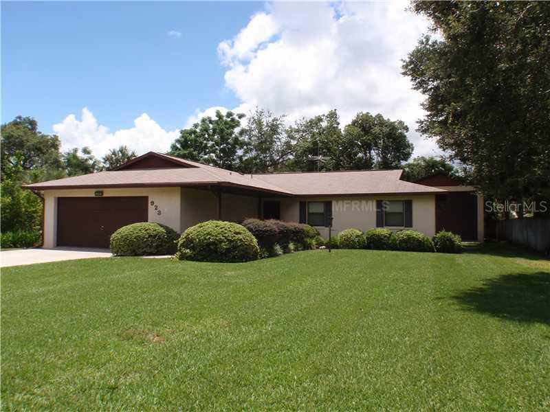 923 Park Dr., Tavares, FL 32778