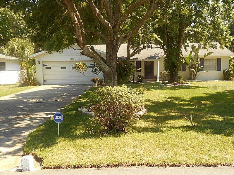 15820 Susanne Dr., Tavares, FL 32778