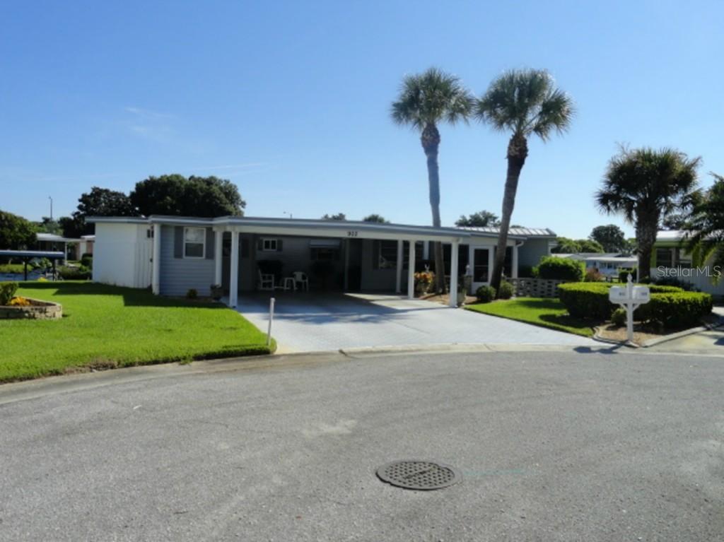 902 Sunset Cir., Tavares, FL 32778