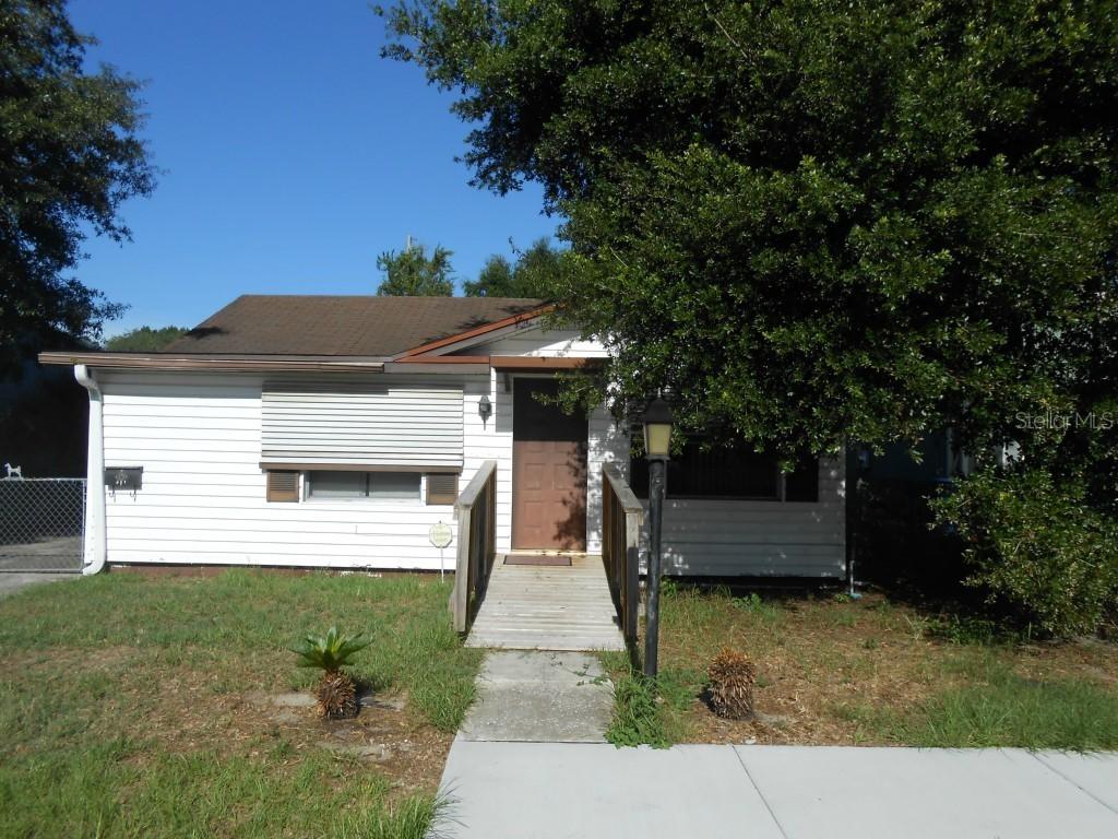 123 N Lake Ave., Tavares, FL 32778