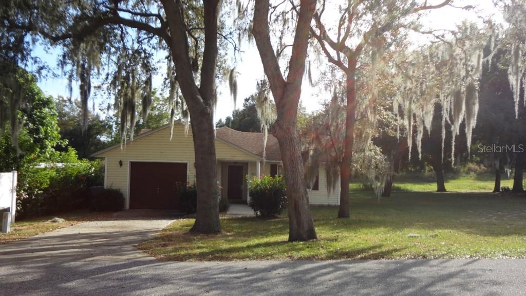 1077 Park Dr., Tavares, FL 32778