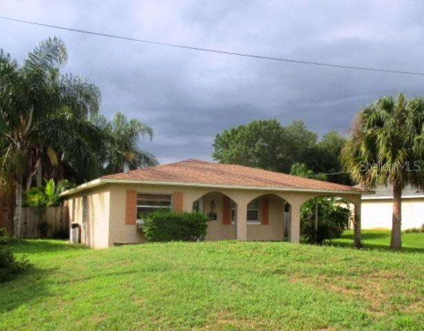 28042 Lois Dr., Tavares, FL 32778