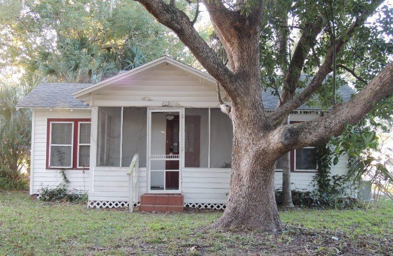 415 N Barrow Ave., Tavares, FL 32778