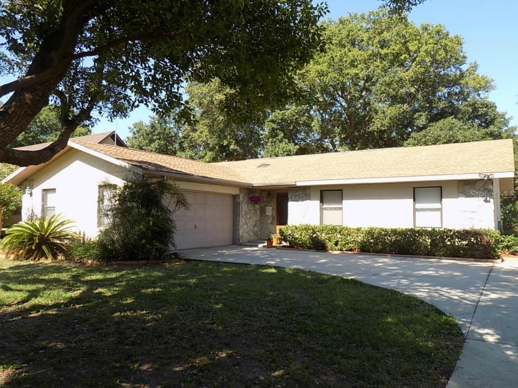 27645 Lois Dr., Tavares, FL 32778