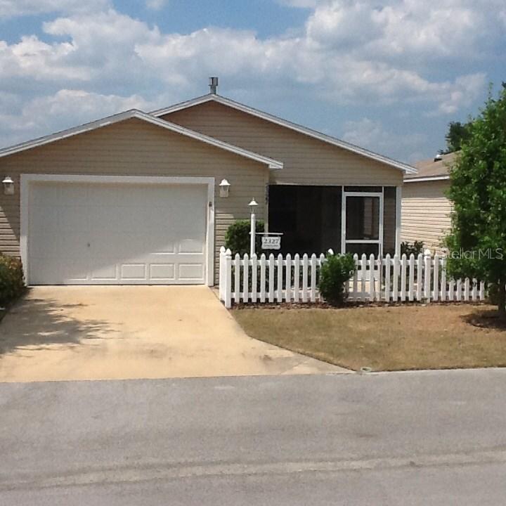 2327 Pine Ridge St., The Villages, FL 32162