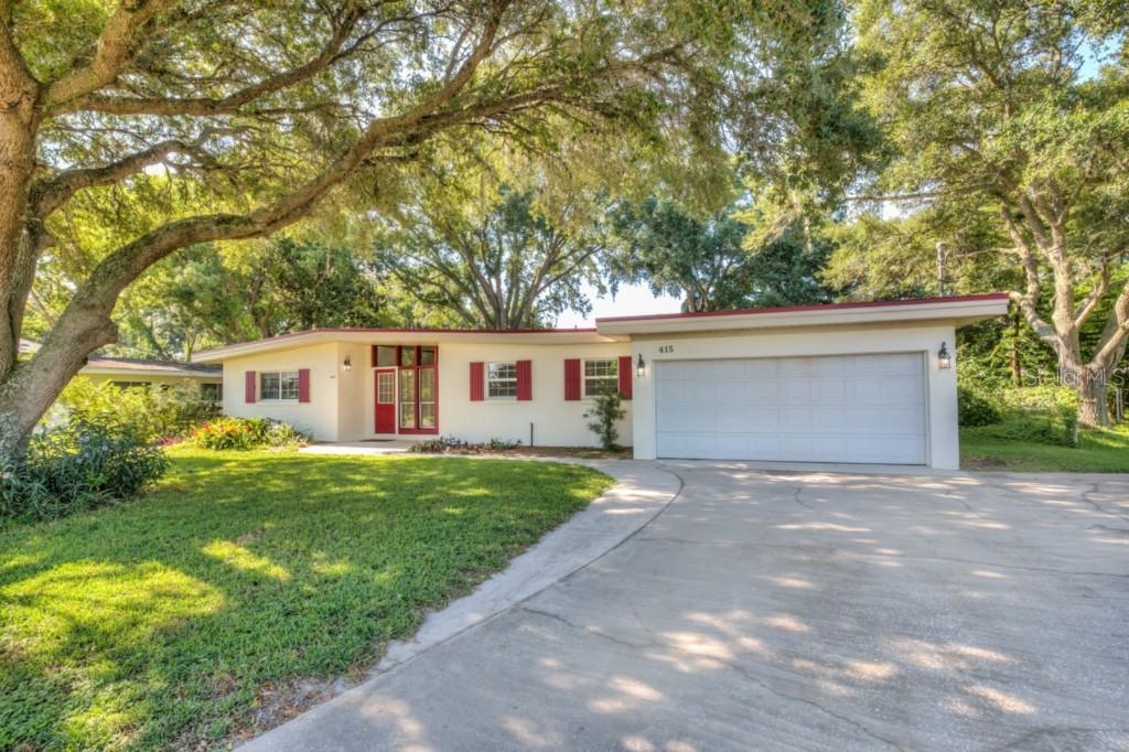 415 First St., Tavares, FL 32778