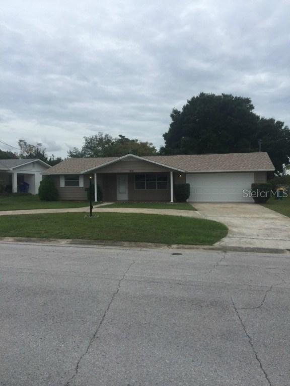 908 Virginia Ave., Tavares, FL 32778