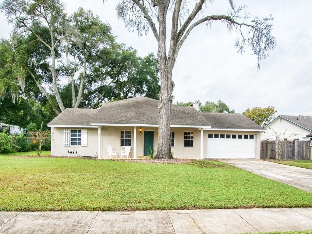 30 Oak Ct., Eustis, FL 32726