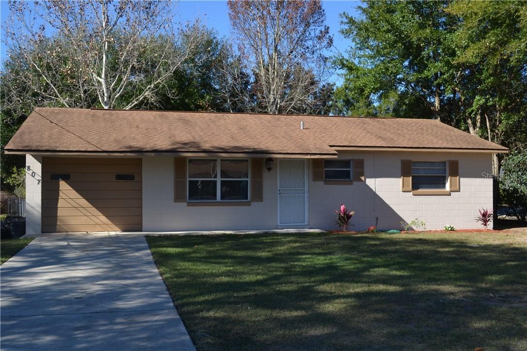 807 Dora Ave., Tavares, FL 32778