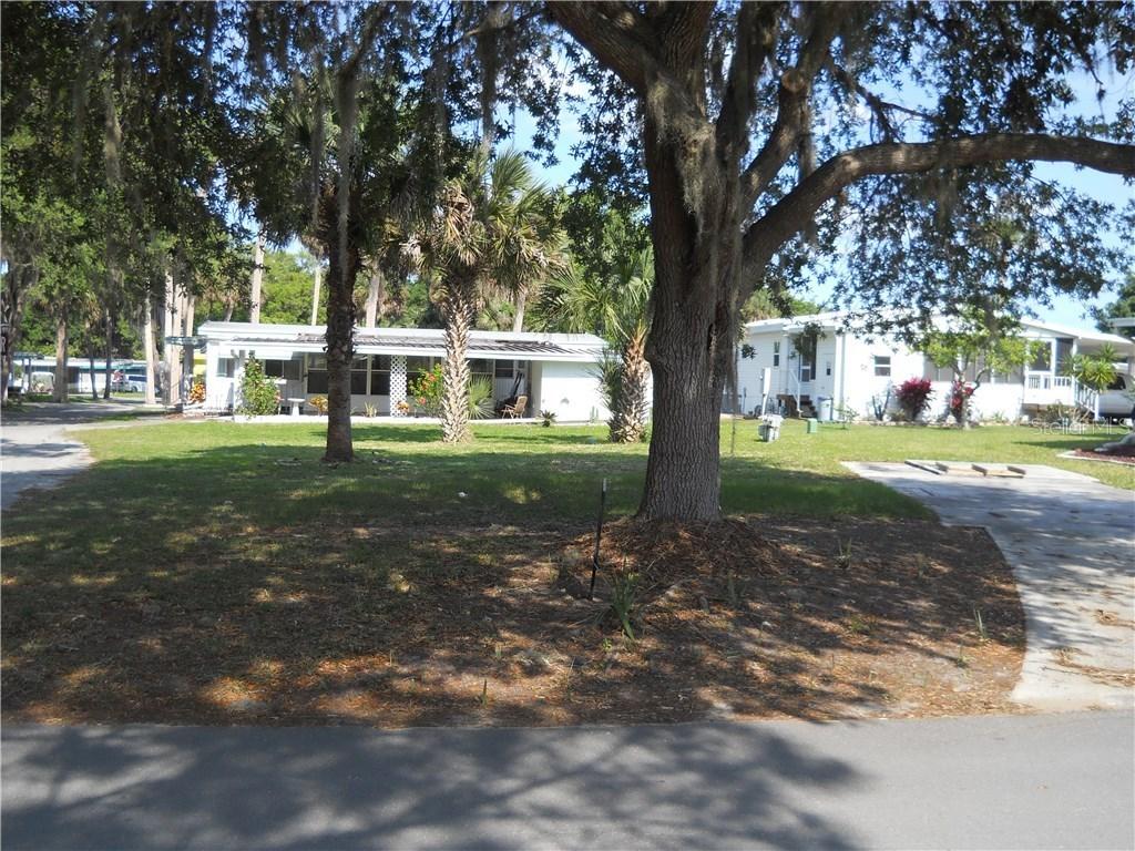 93 Country Gardens Dr., Eustis, FL 32726