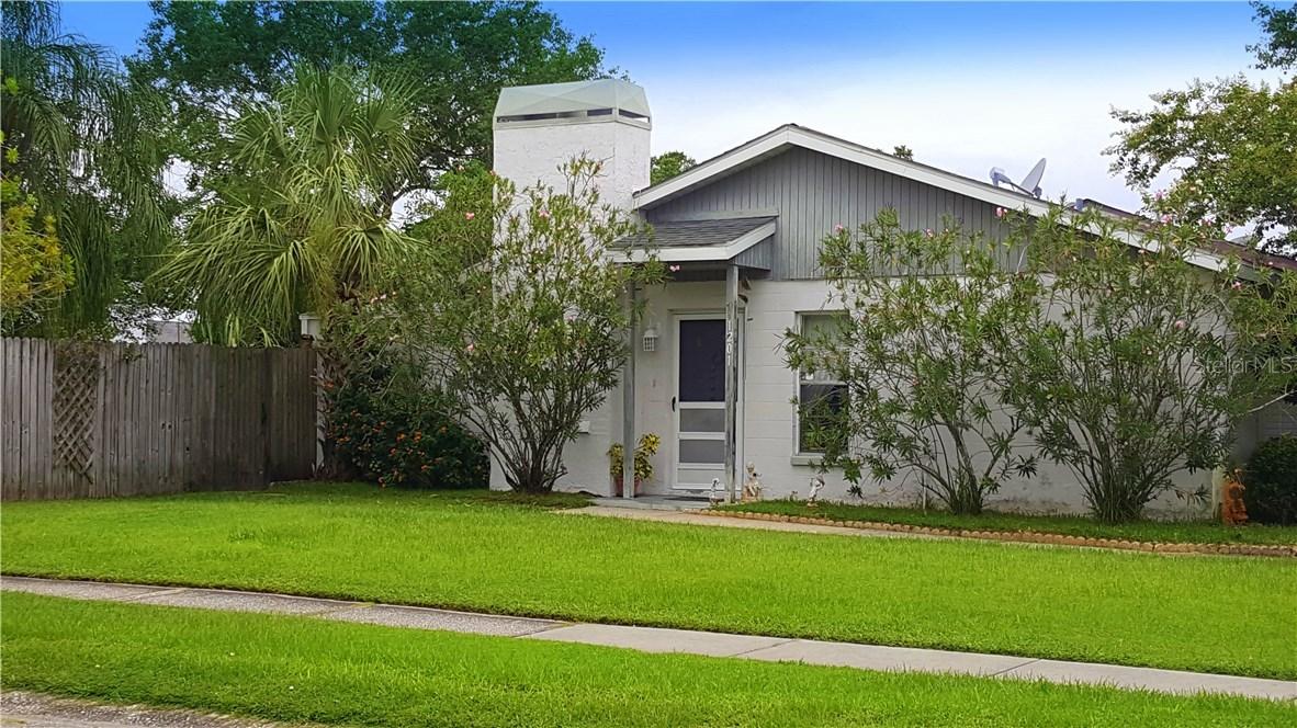 1201 Mohrlake Dr., Brandon, FL 33511