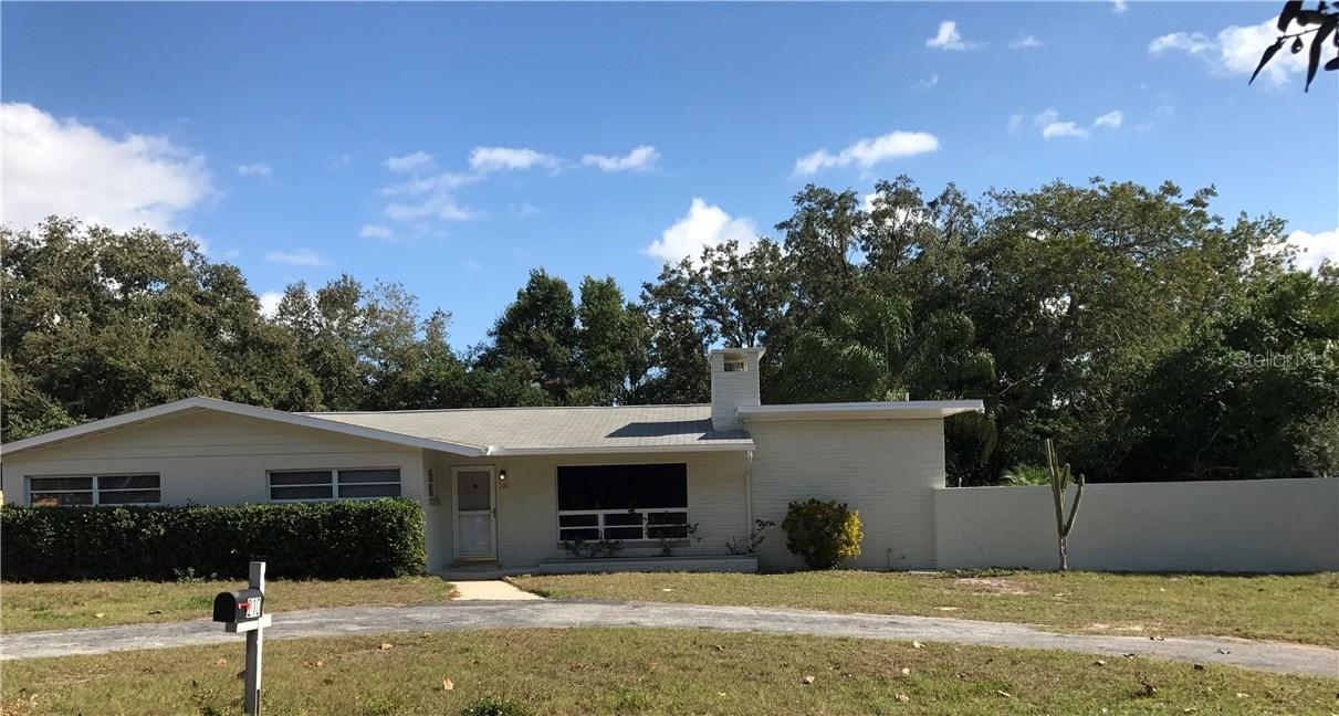 210 Donna St., Tavares, FL 32778