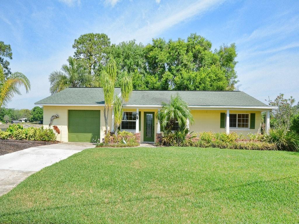 22 Fairway Dr., Eustis, FL 32726