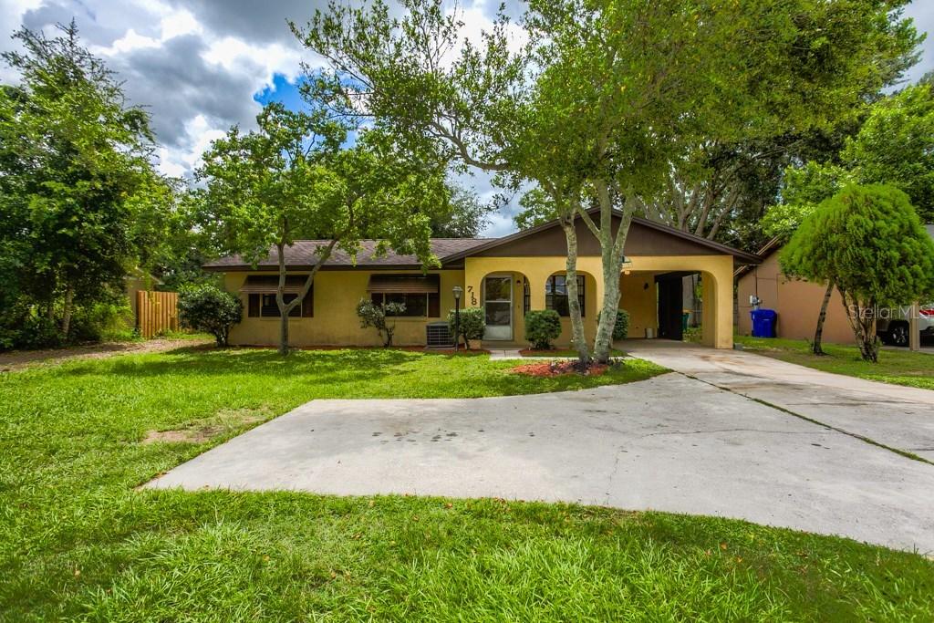 718 Dora Ave., Tavares, FL 32778