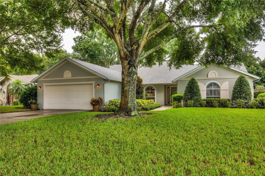 206 Lakecrest Dr., Tavares, FL 32778