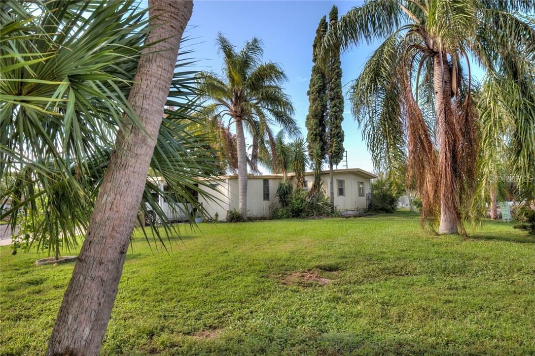 31647 Terrace Dr., Tavares, FL 32778