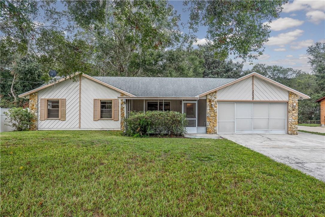 27627 Lois Dr., Tavares, FL 32778