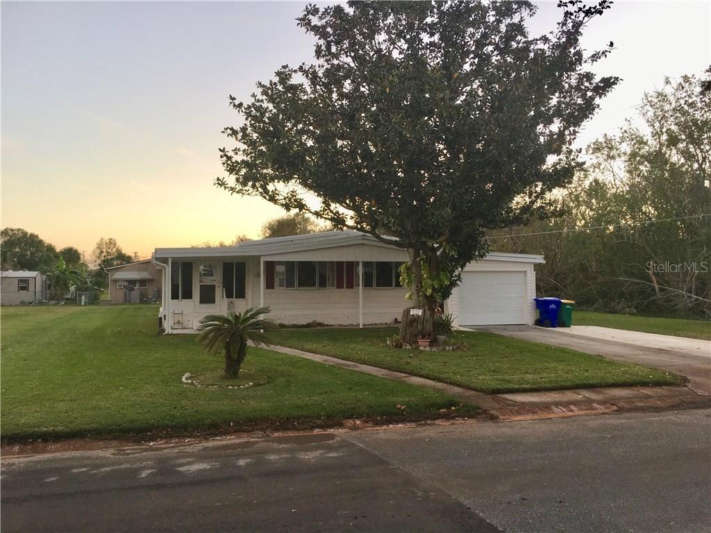 1249 Belmont Cir., Tavares, FL 32778