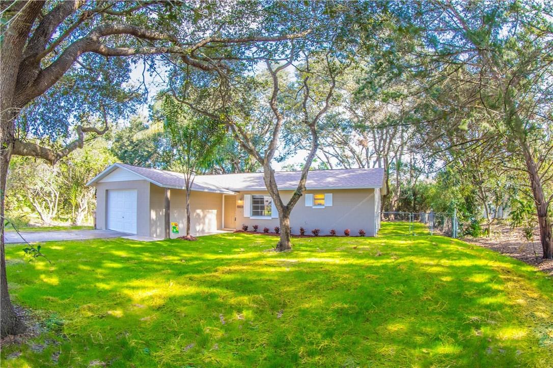 27700 Lois Dr., Tavares, FL 32778