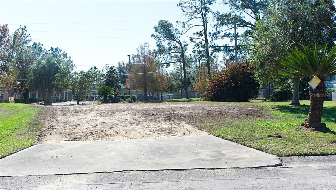 1021 Capella Dr., Tavares, FL 32778