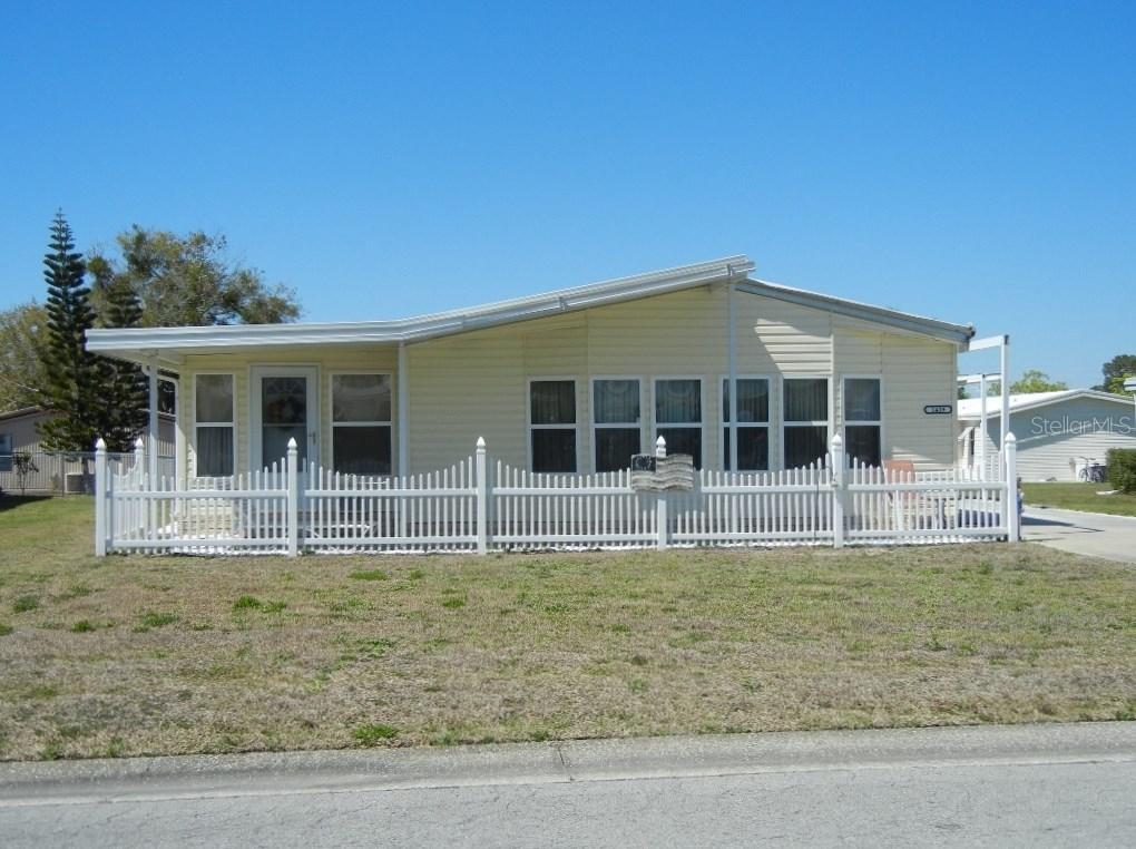 1439 Apache Cir., Tavares, FL 32778