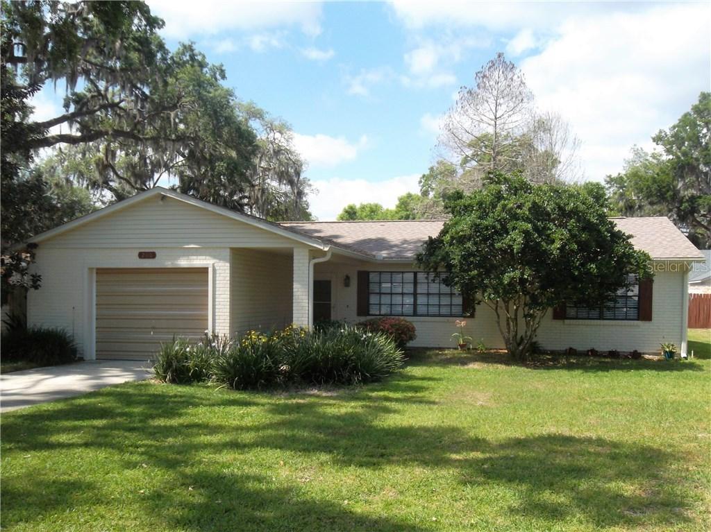 200 Douglas Dr., Eustis, FL 32726