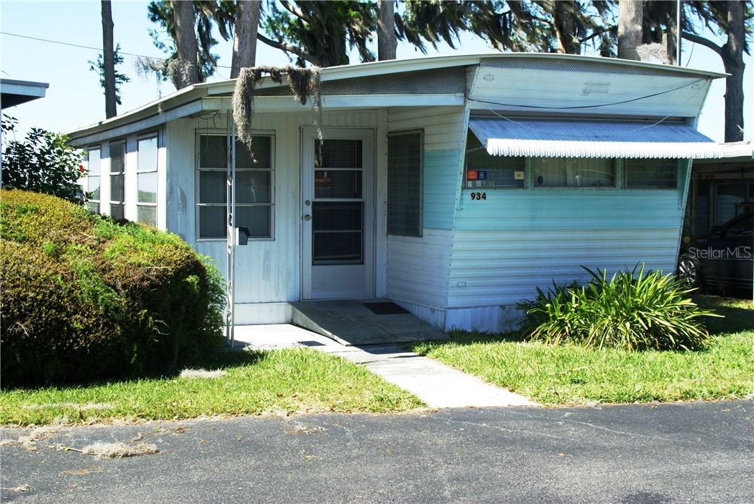 934 Villa Lagoon Dr., Tavares, FL 32778