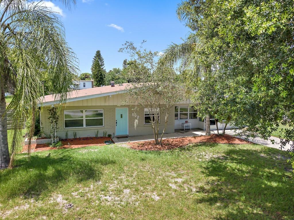502 First St., Tavares, FL 32778