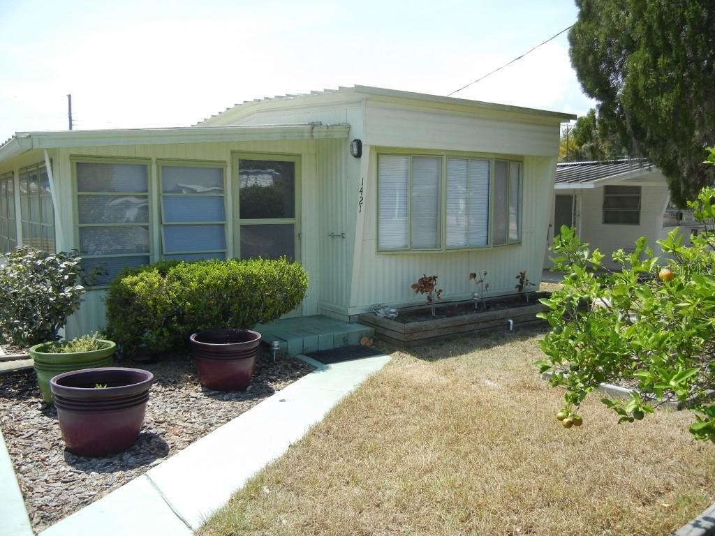 1421 County Dr., Tavares, FL 32778